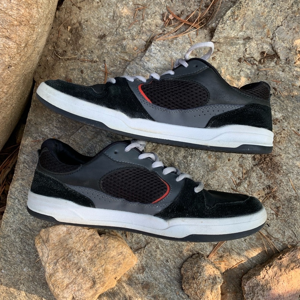 Airwalk Black and Gray‎ Suede and Leather Skateboard Sneakers with Red Skater